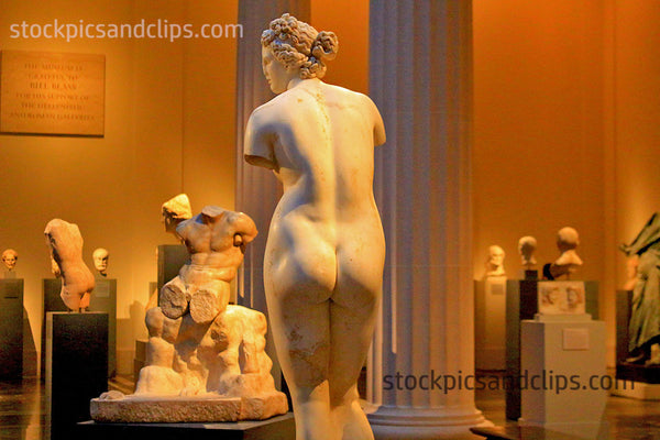 Statue NYC The MET Female Bare Posterior